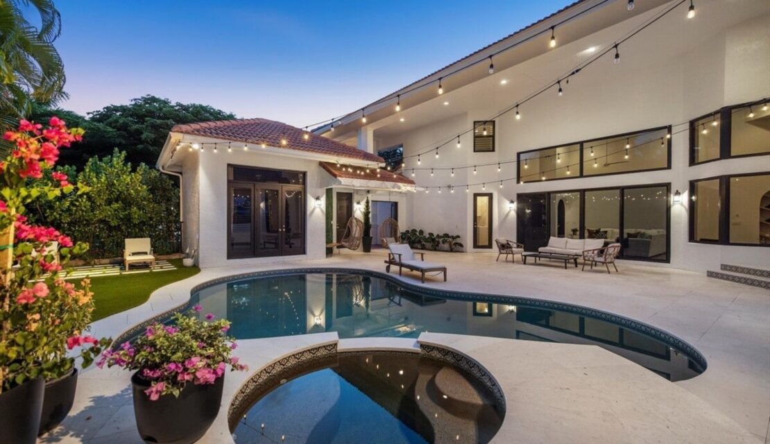 Florida Luxury Homes Near Top Malls